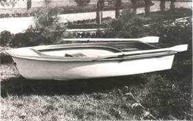 Pleasure boat made from glass-ash-sphero-glass-reinforced plastic